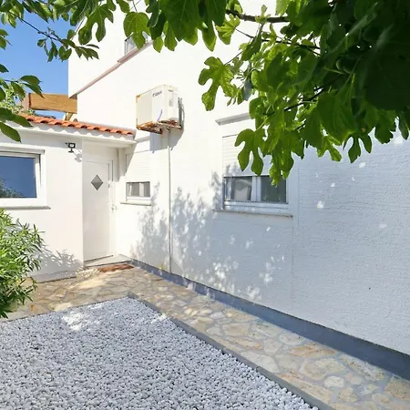 Apartment Neyla Vir