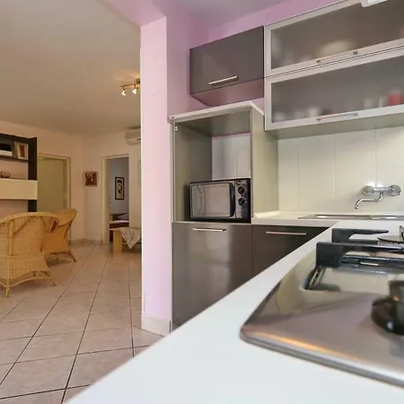 Neyla Apartment *